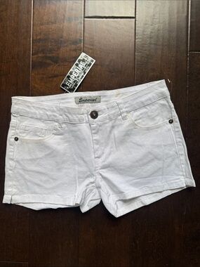 Emperial White Women's Shorts size 11 NWT